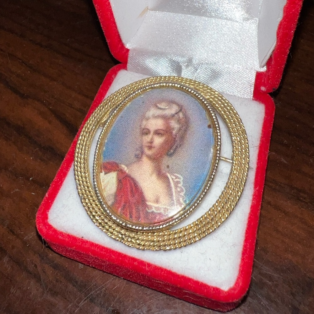 Vintage Gold KARU signed Cameo Brooch